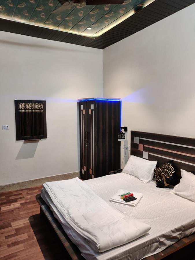 Keshav Hotel Farrukhabad Esterno foto